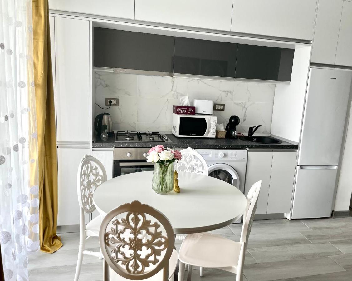 Dominic 2 Beds 1 Sofa Parking Pool Apartament By Alezzi Nord10 Appartement Năvodari Buitenkant foto